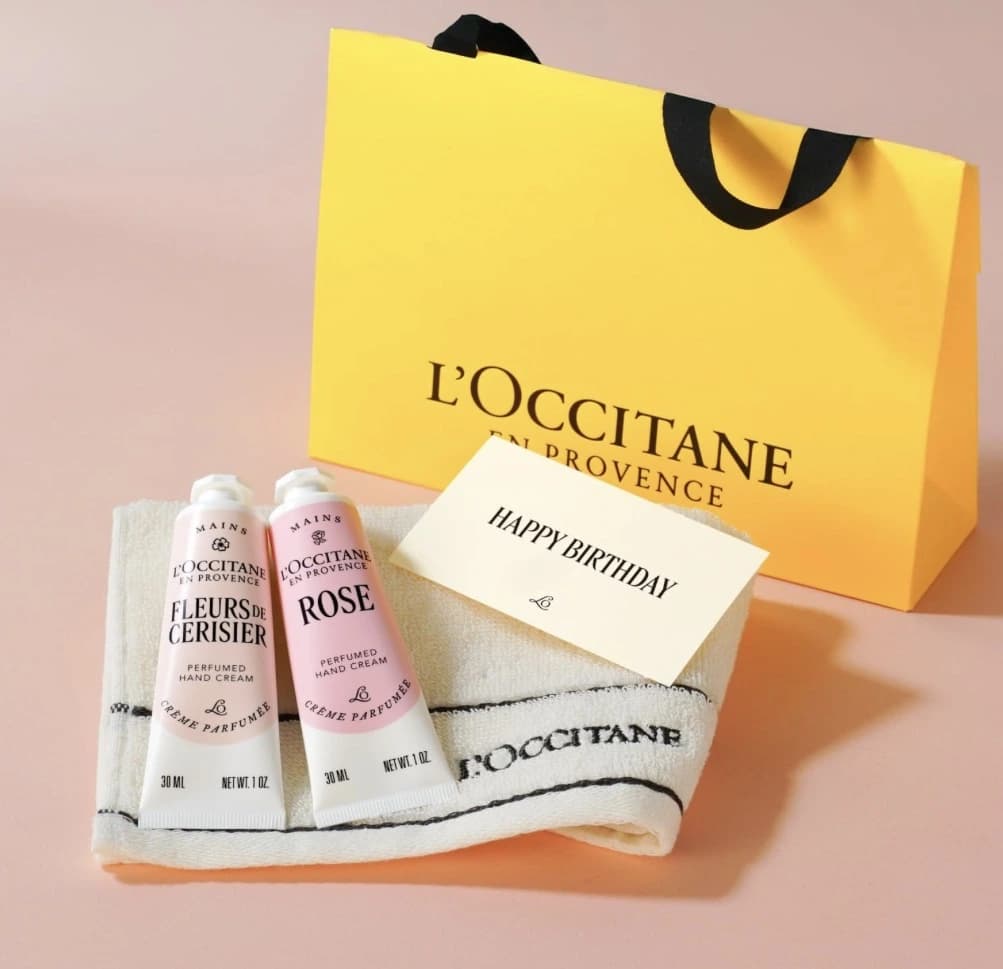 Set quà tặng kem dưỡng tay L’OCCITANE Rose & Cherry Blossom 30ml × 2, kèm khăn và thiệp sinh nhật — ảnh 1